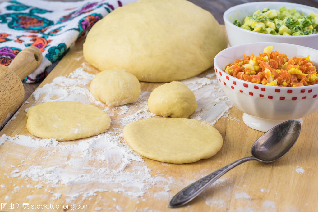 帶蛋和蔬菜餡的餡餅叮咬成分解析